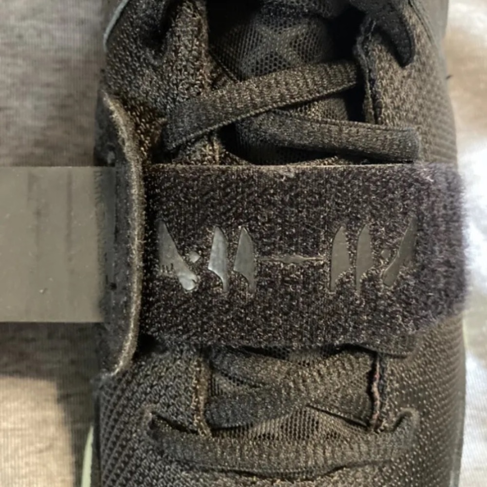 Yeezy sneakers - Picture 12 of 13